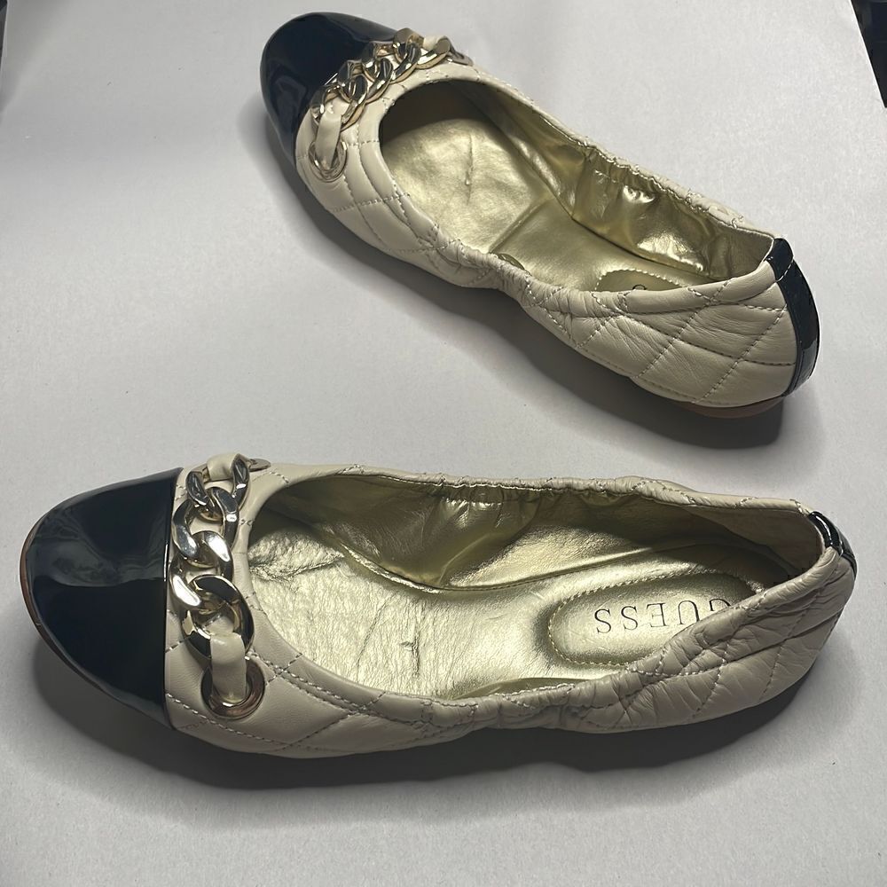 Guess "Fetoni" Cream & Black Patent Gold Chain Detail Ballet Flats sz 7.5